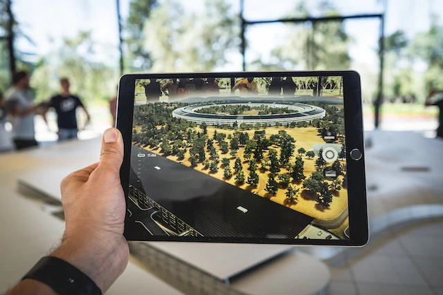 Bulding model shown on an iPad by using AR technology